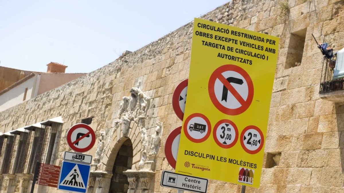 Piden que un policía controle el tráfico durante las obras de la Muralla