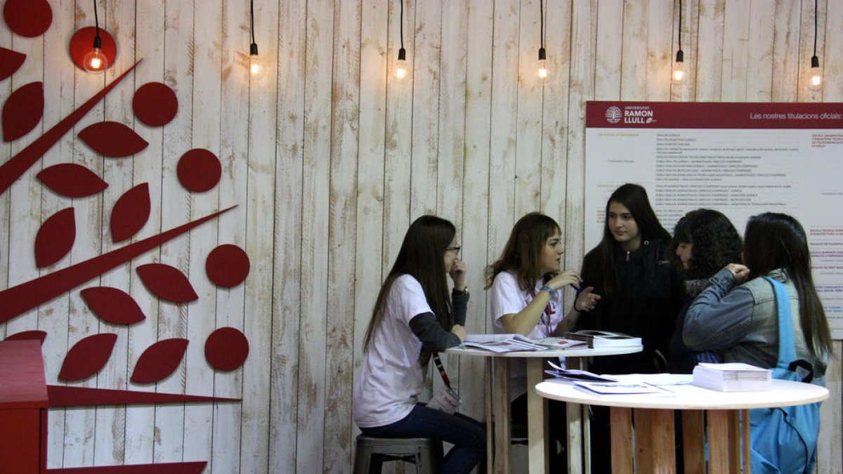 Els nous graus de 3 anys capten l'atenció dels estudiants al Saló de l'Ensenyament