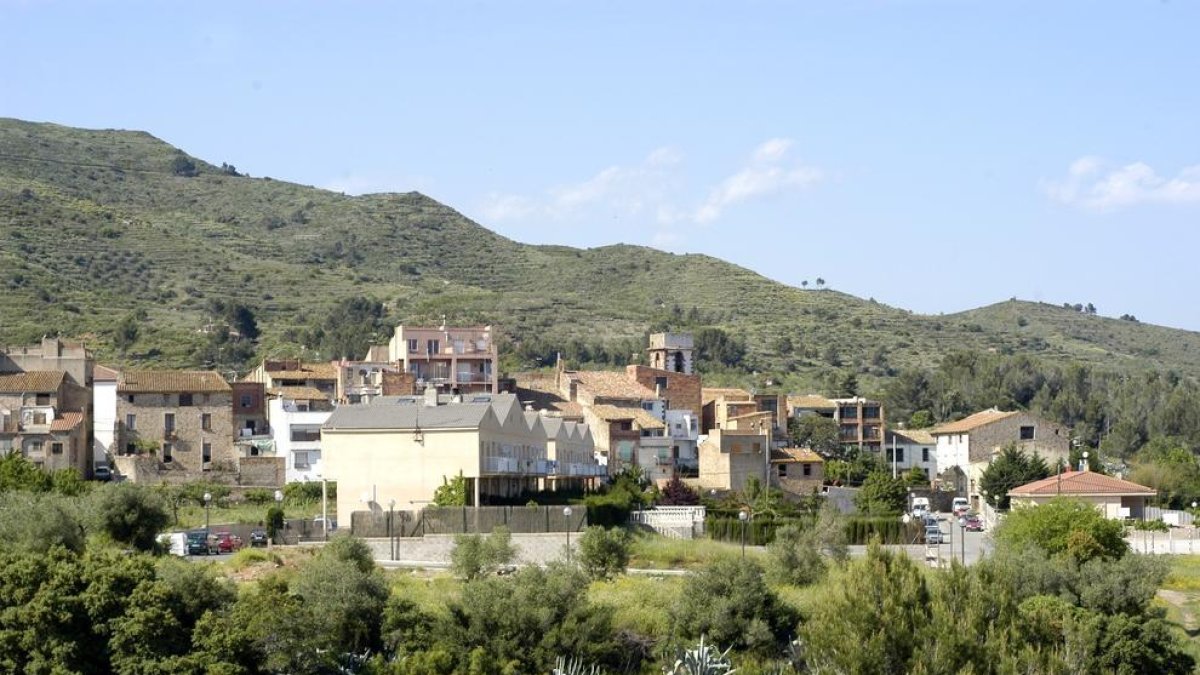 Un petit foc afecta una casa aïllada