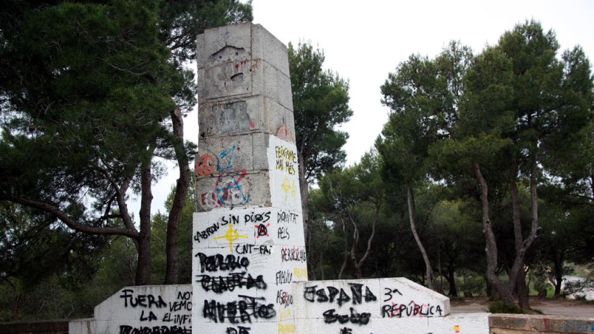El estado actual, lleno de pintadas, del monumento franquista del Coll del Moro.