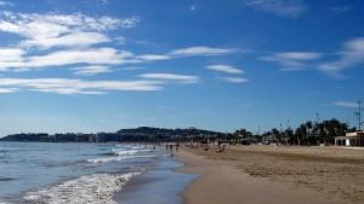 Mor una dona de 75 anys ofegada a la platja de la Pineda