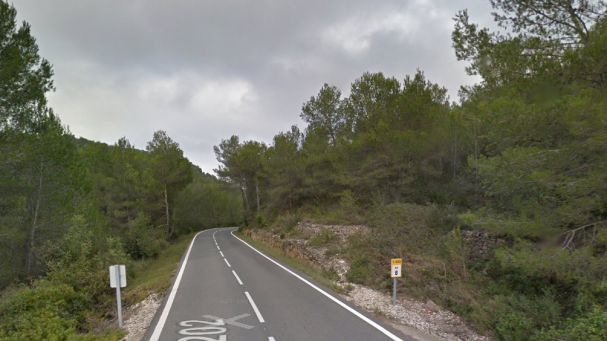 Tallada la T-202 a la Nou de Gaià per un accident d'un camió