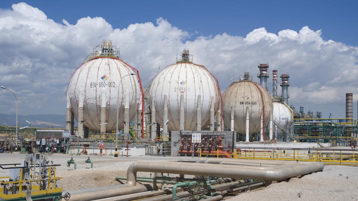 Se oye|siente un fuerte ruido en el Polígono Norte a causa de una parada|puesto en Repsol Química