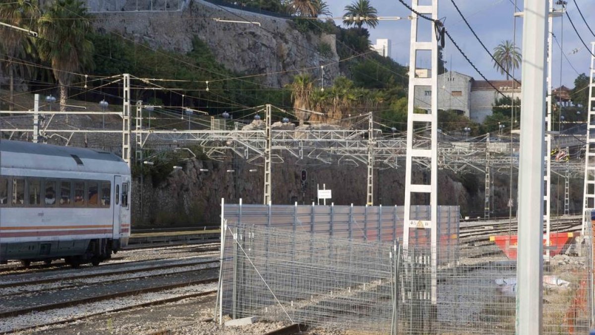 Construeixen un mur de seguretat entre la via 4 i la 6 de l'estació de trens de Tarragona