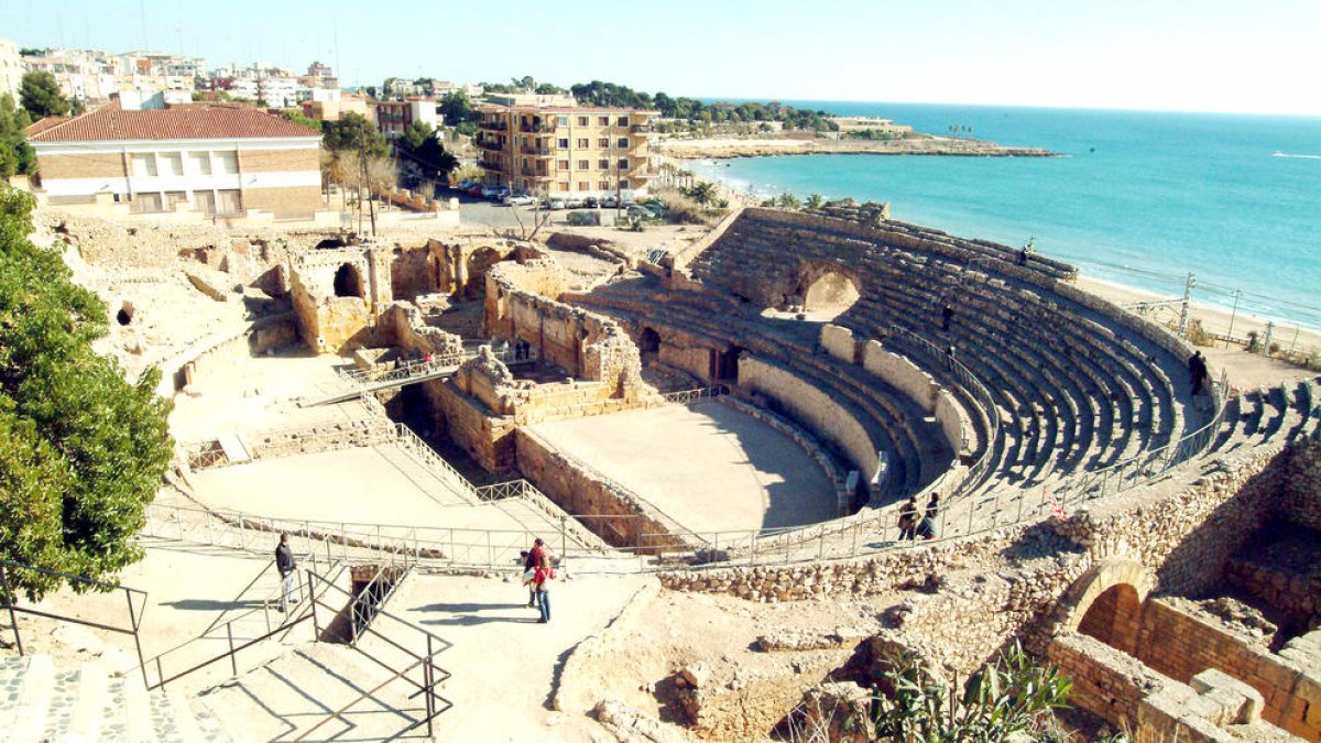 Quatre parelles tarragonines es van casar a l'amfiteatre durant el 2015