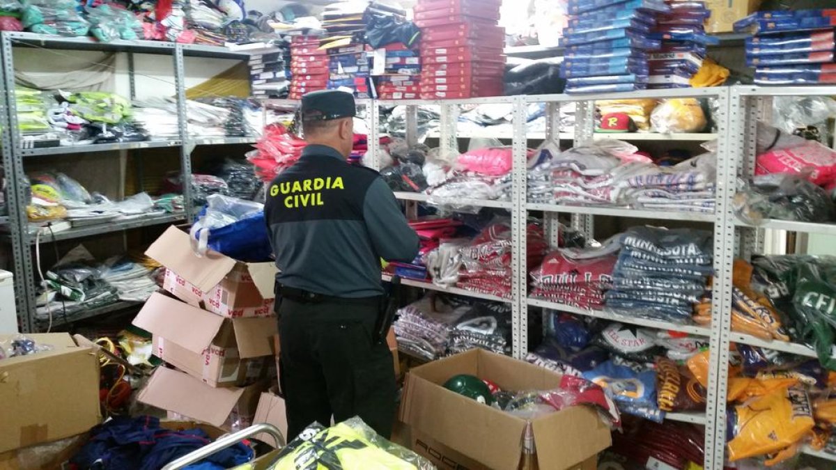 La Guàrdia Civil intervé 1.264 objectes de tres botigues de Salou