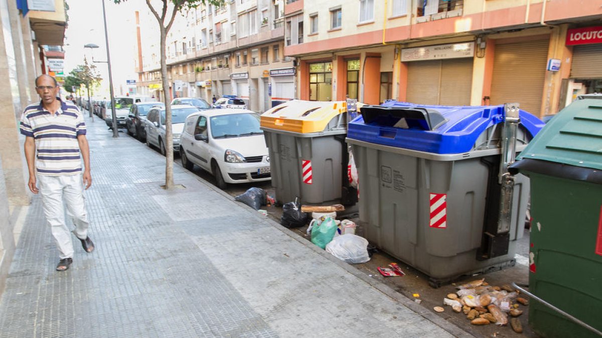 Els veins es queixen de la pudor i la manca de neteja d'alguns carrers de Reus