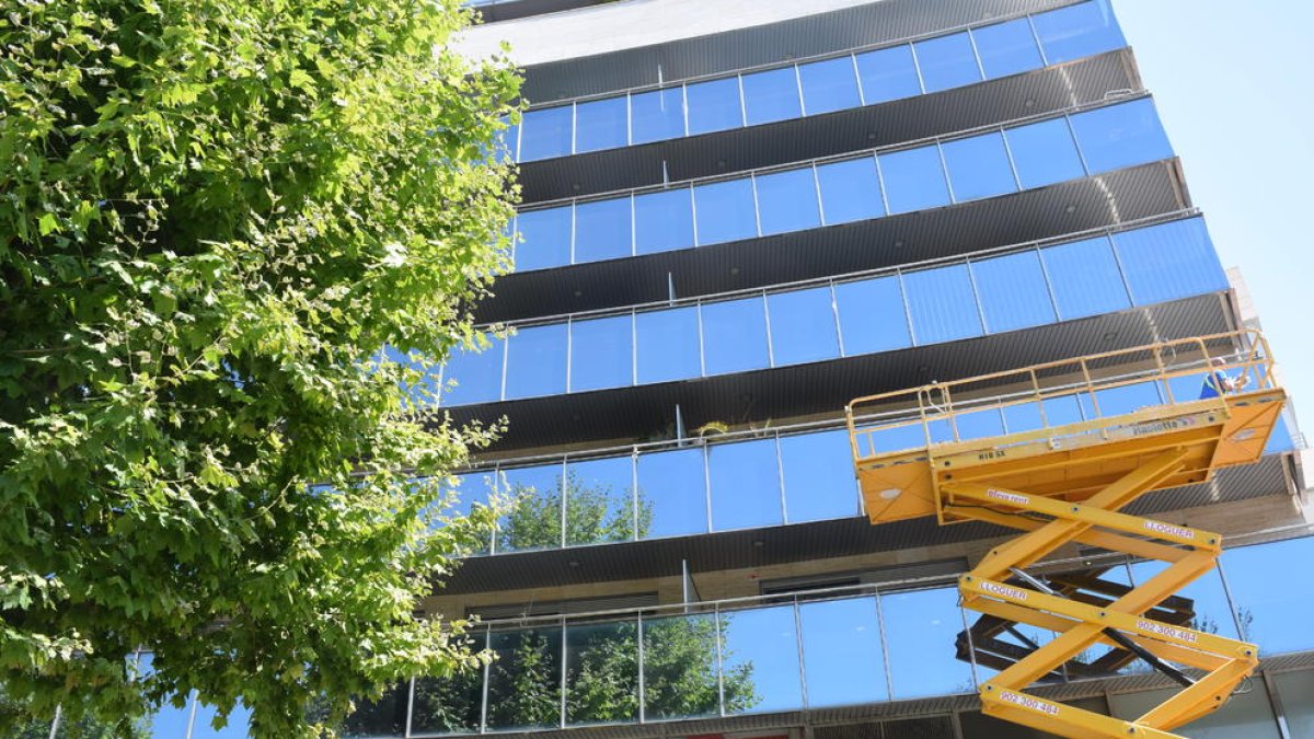 S'instal·len uns vinils a l'edifici de vidre de la Imperial Tarraco, per evitar que els ocells hi xoquin