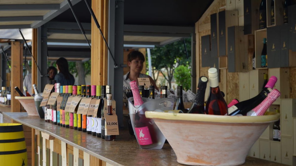 El vino inunda la plaza de la Llibertat