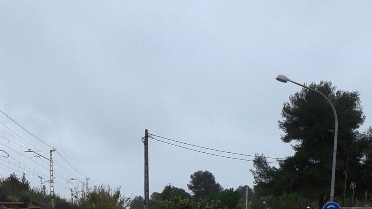 Un cotxe es queda atrapat a un forat ple d'aigua a Altafulla