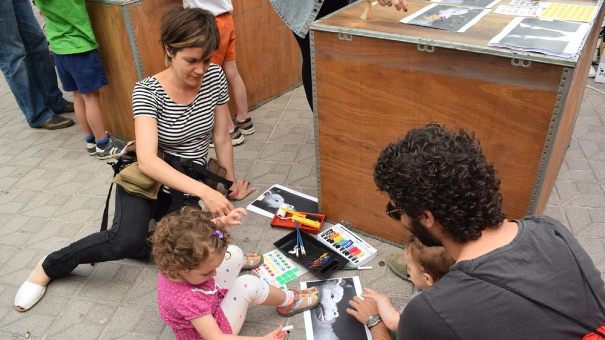 Grans i petits gaudeixen de la cultura contemporània al Minipop