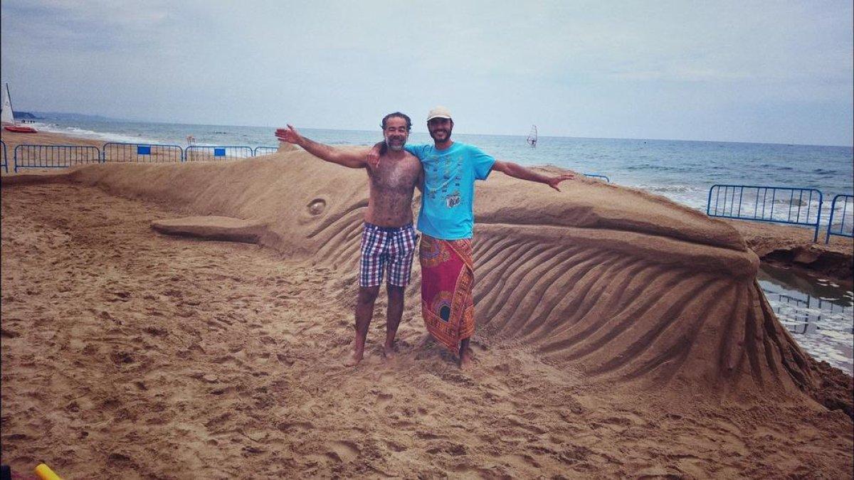 Una balena de sorra espera la celebració del Dia Mundial del Medi Ambient