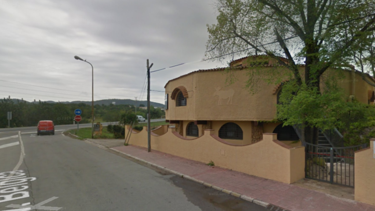 Una dona baixa d'un vehicle en marxa i és arrossegada durant uns metres