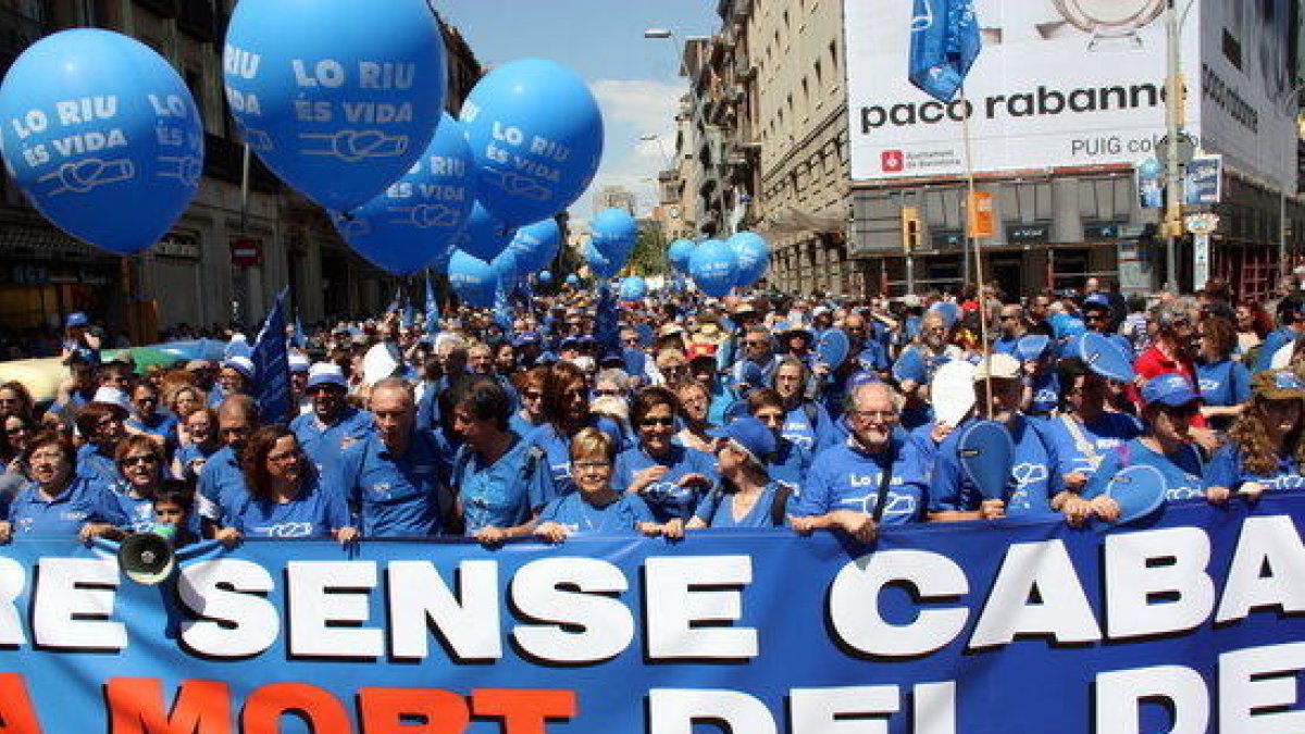 Riuada de gent a Barcelona en defensa de l'Ebre