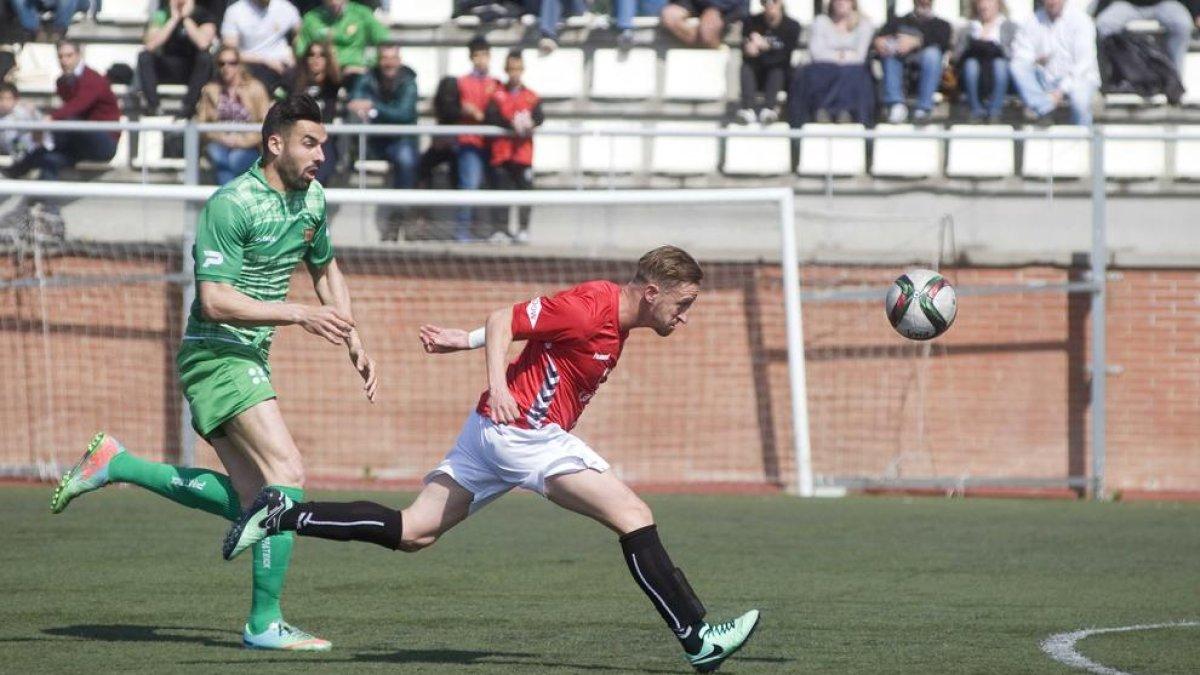 Polaco intenta llegar a un balón