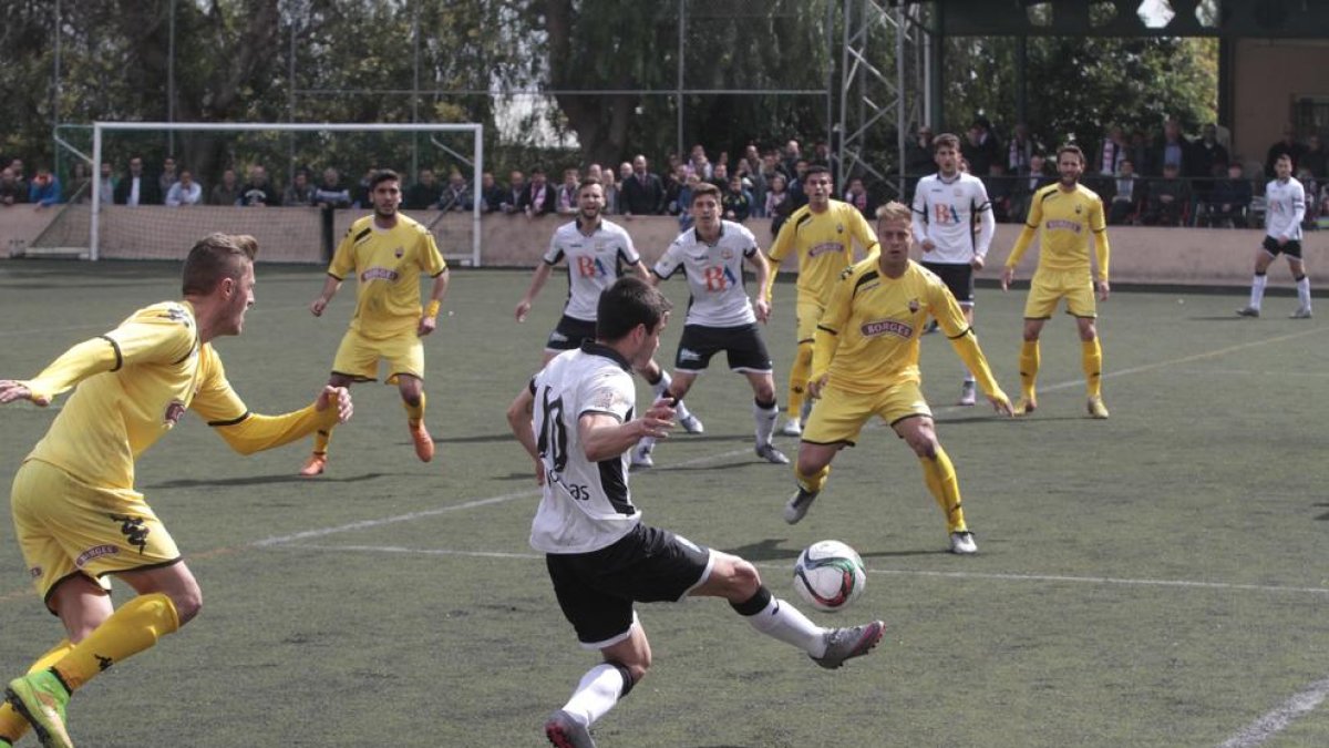 El CF Reus se adelanta en el 8' pero cae derrotado al campo del colista Llosetense