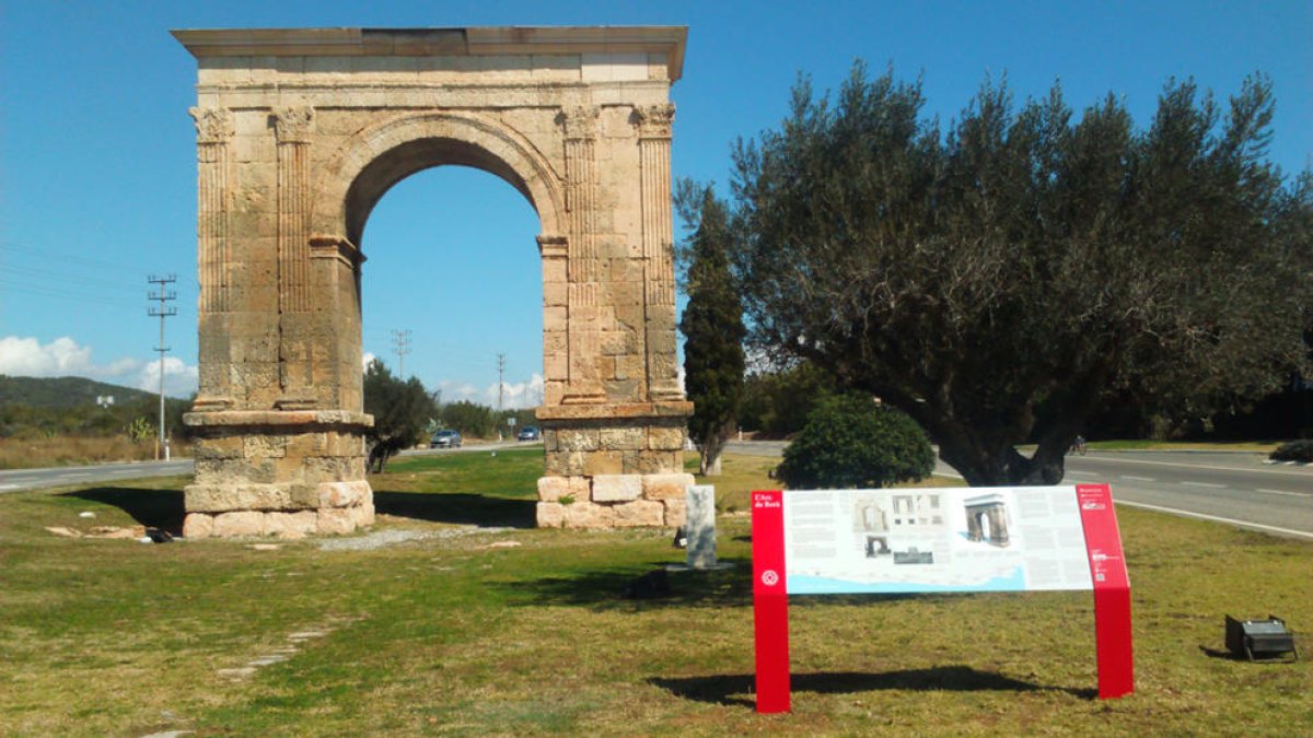 El Arc de Berà y la Torre de los Escipions tienen nueva señalización interpretativa
