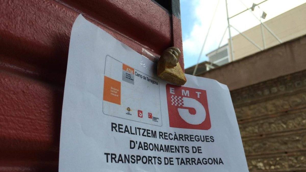 Un comerç cobra per sobre del preu oficial les recàrregues de l'EMT