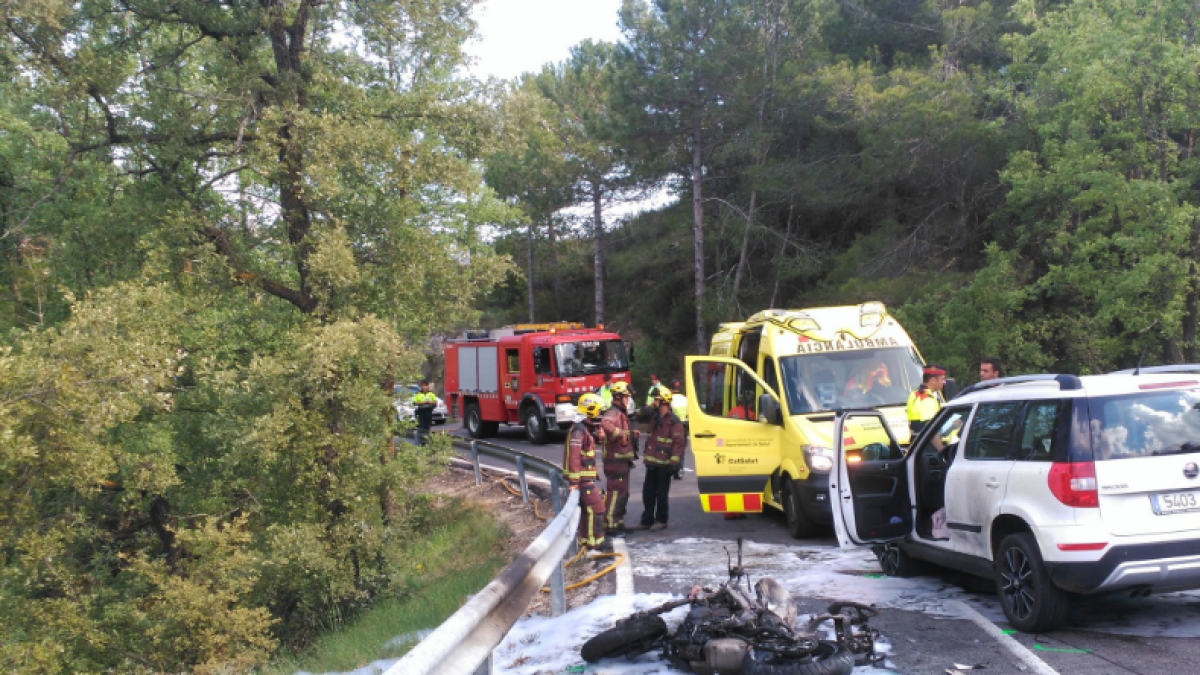 S'incendia una moto a causa d'un accident i el conductor resulta ferit greu