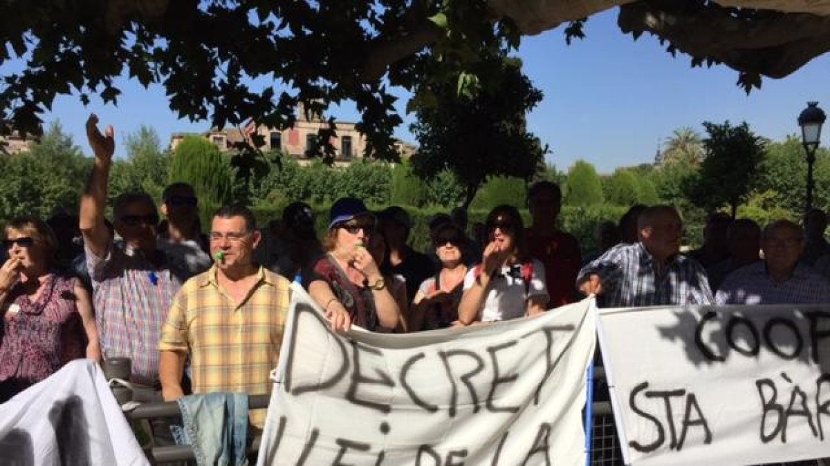 La Plataforma antifons obligatori es manifesta davant del Parlament