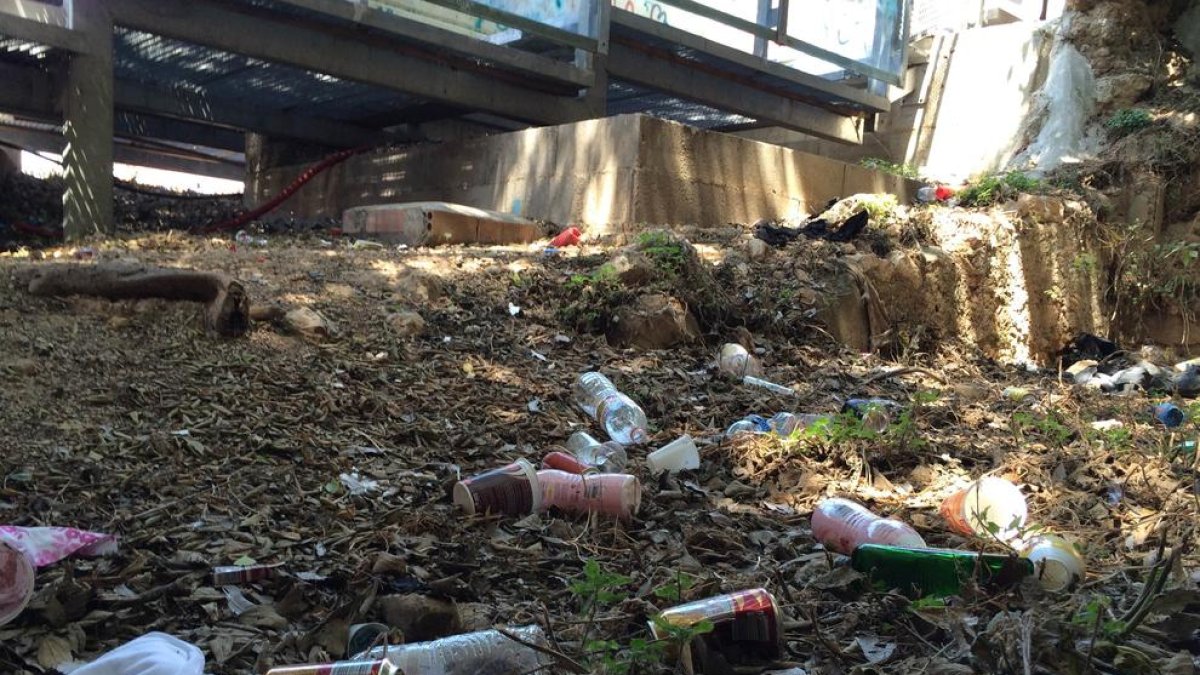 Excrements humans i deixalles a les noves escales del carrer del Vapor