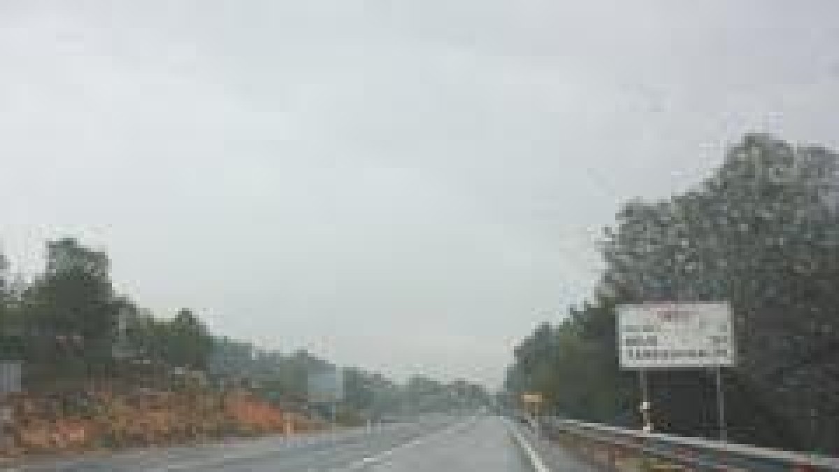 Bolca un camió a la N-420, a l'alçada dels Guiaments, i escampa la càrrega per la carretera