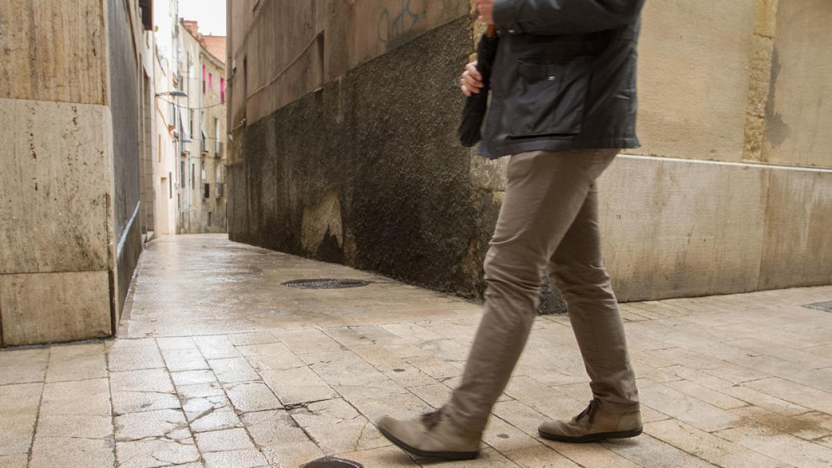 Denuncien conductes incíviques i brutícia al carrer de l'Abadia