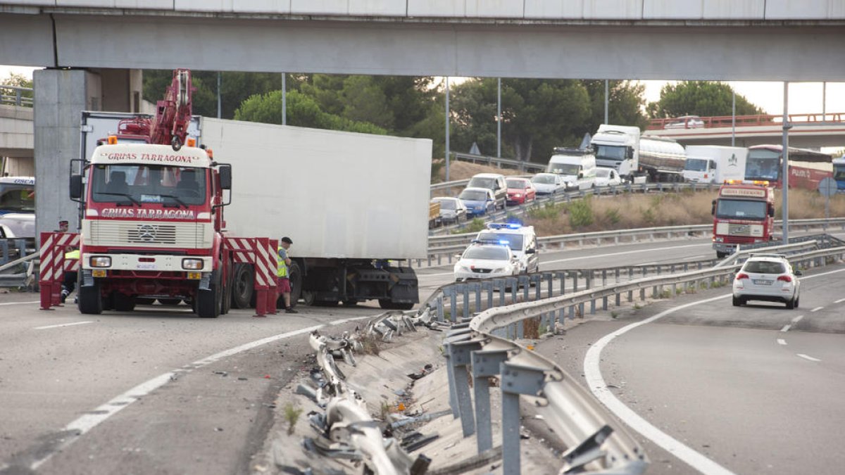 Un dels carrils de l'A7 a Vila-seca, tallat per un accident