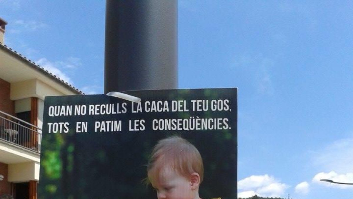 Una nena menjant caca, la impactant imatge d'una campanya contra l'incivisme a un municipi gironí
