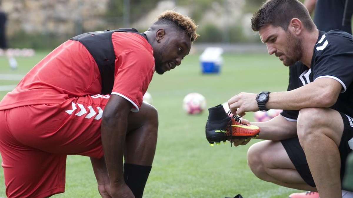 El Nàstic oficializa el retorno de Lévy Madinda