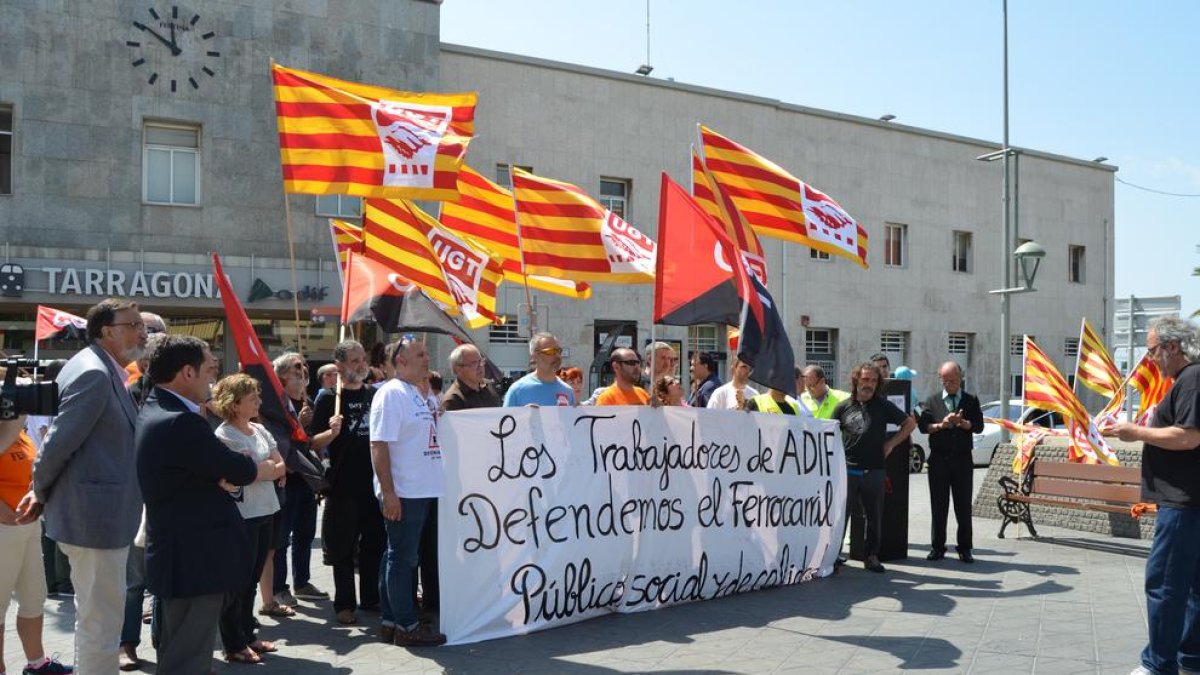 Las protestas de los trabajadores de ADIF en Tarragona suman apoyo político