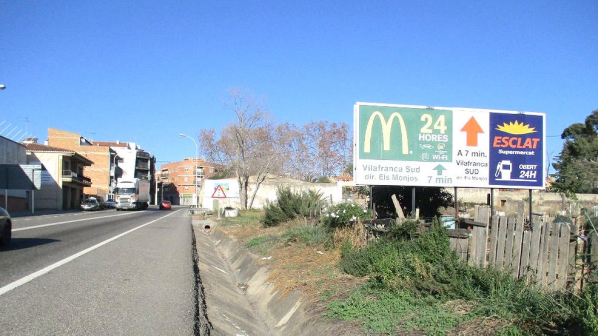 Fomento mejorará el firme de la travesía de l'N-340 en l'Arboç e instalará reflectantes en la media en el Perelló