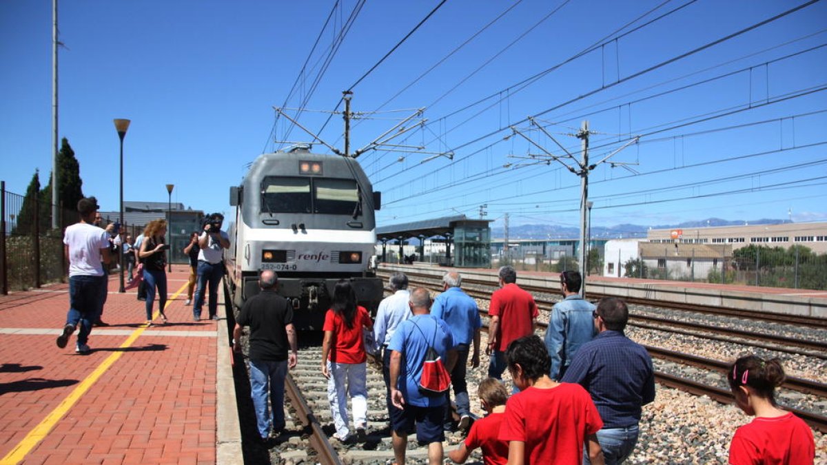 El reclamo por unos trenes dignos en las Terres de l'Ebre reúne a un centenar de personas en la estación de l'Aldea