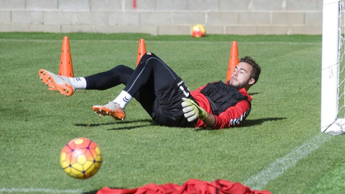 Media plantilla espera la llamada del club