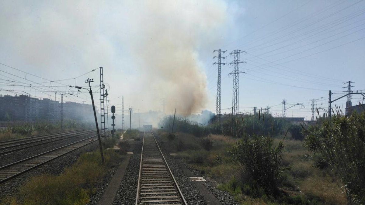 Un incendi en unes canyes a prop de les vies causa retards de mitja hora a Rodalies