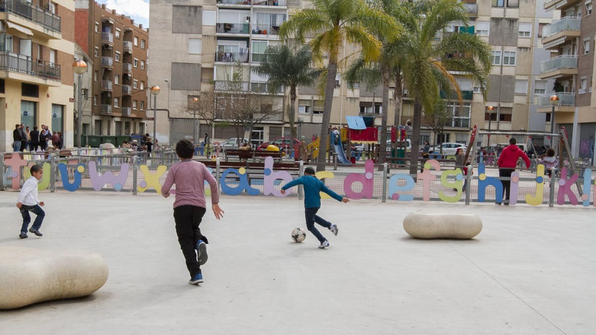 Denuncien que es jugui a pilota als parcs i les places públiques