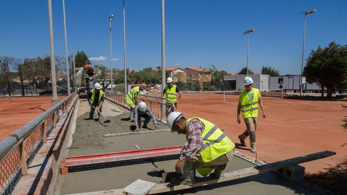 Pere Granados i Marc Montagut visiten les obres del club Tennis Salou H2O