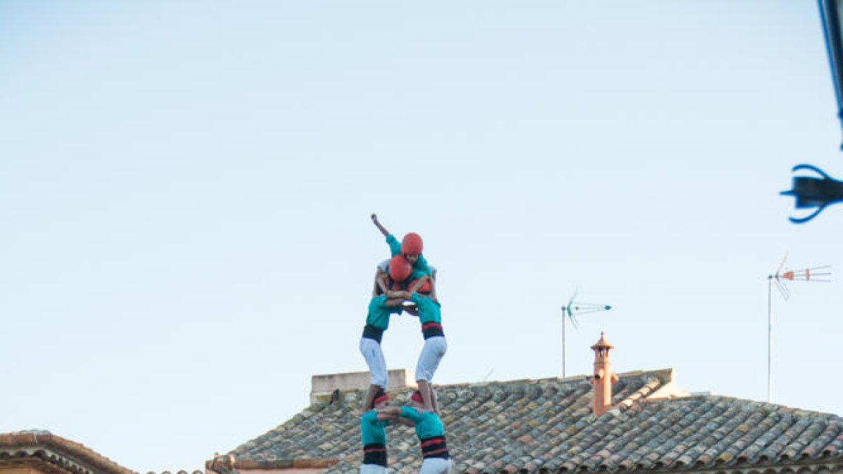 Castells de gamma extra a Altafulla en una diada que comença una hora i mitja tard