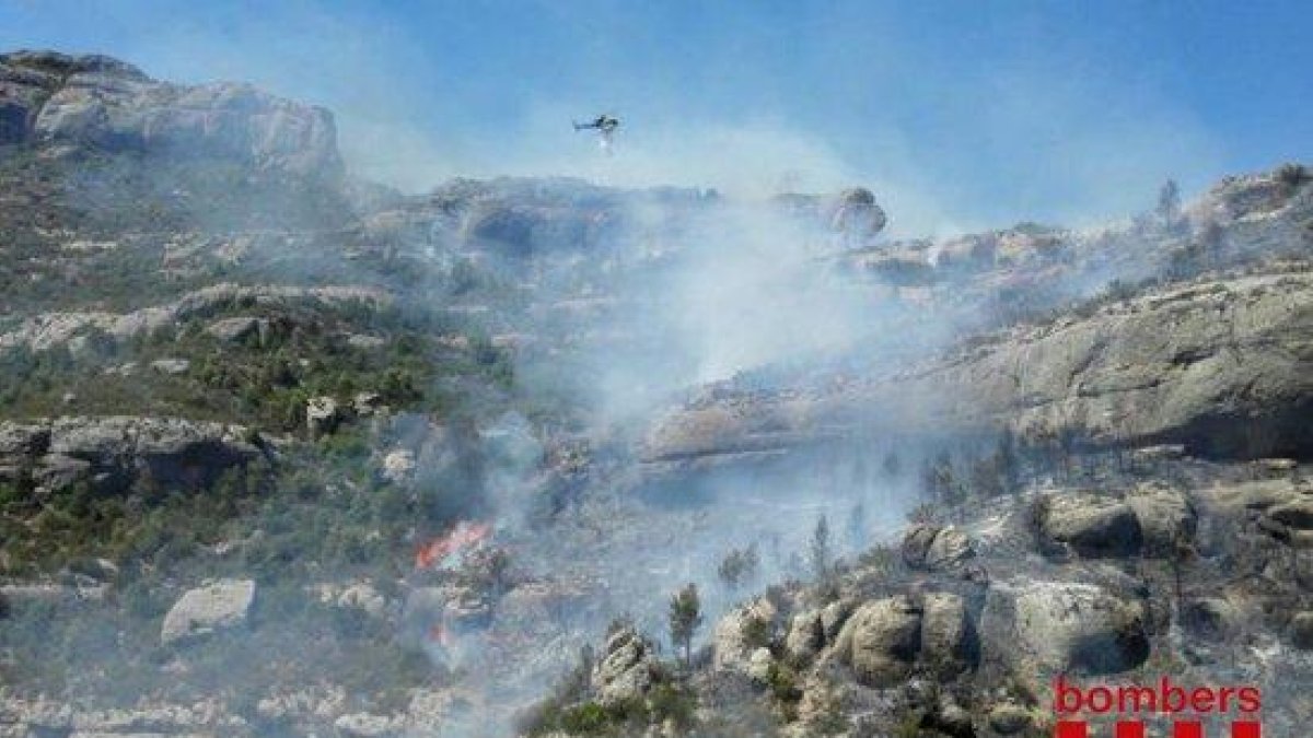 El incendio de Margalef continúa activo y obliga a cortar dos carreteras locales