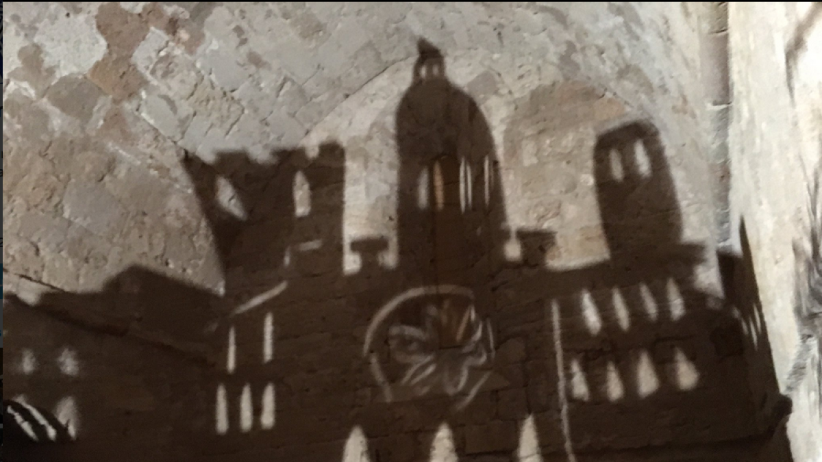 Las paredes de Santes Creus se tiñen con sombras teatrales