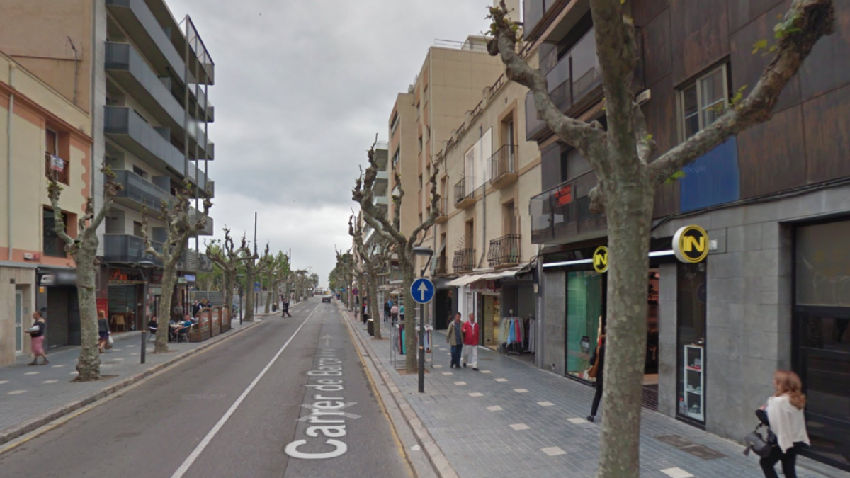 Detienen a dos mujeres en Salou por robar ropa en tiendas de la calle Barcelona
