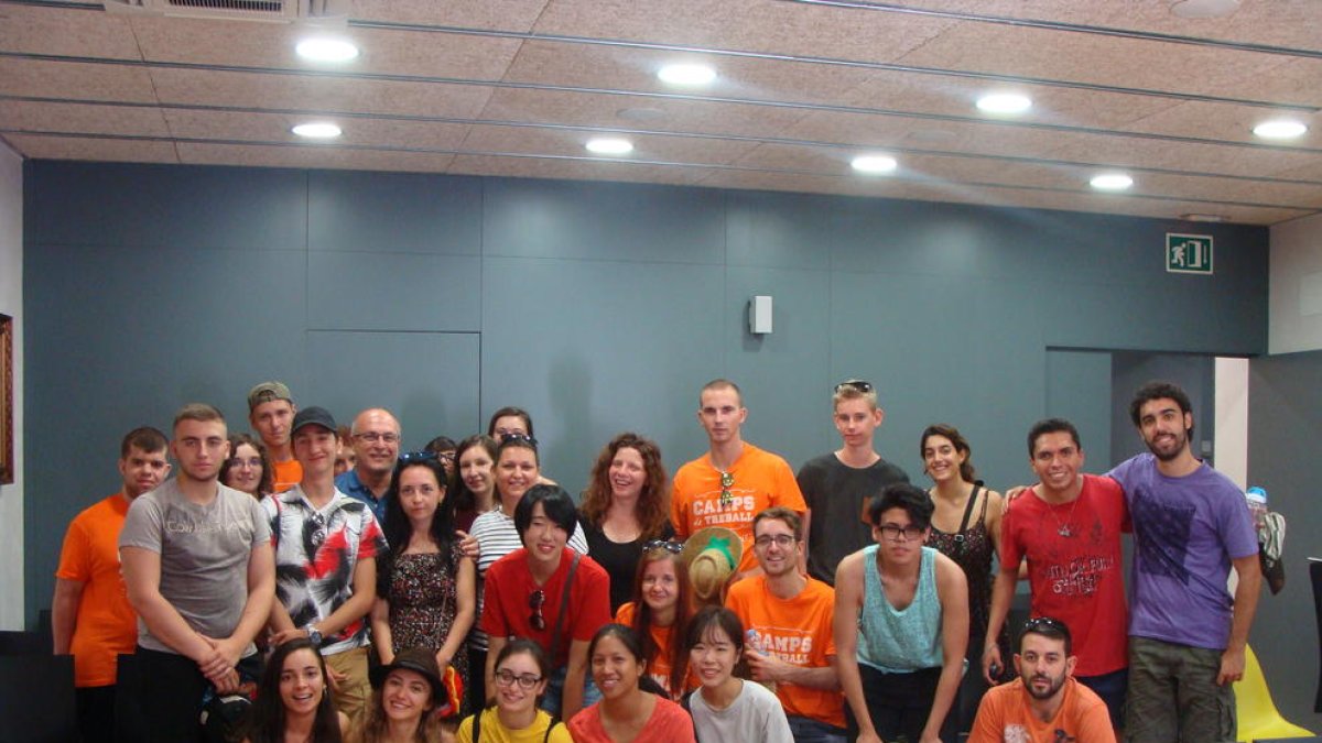 El Campo de Trabajo de la Riera de la Boella reúne a una treintena de jóvenes de 10 nacionalidades diferentes en la Canonja