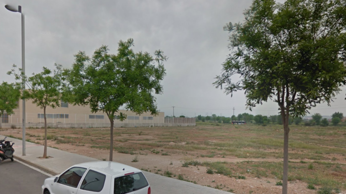 Crema mitja hectàrea de matolls al costat del Centre Cívic de Campclar