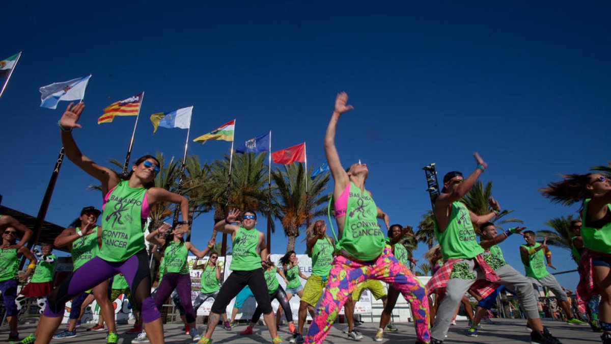 Un millar de personas bailan zumba contra el cáncer en Salou