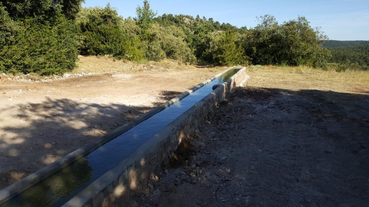 Prades instal·la un abeurador per facilitar la transhumància