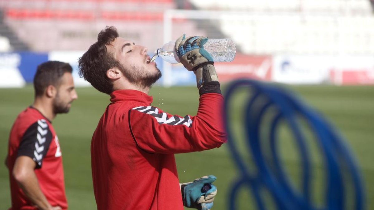 El portero grana cedido al Barça B, Alberto Varo, se rompe el menisco