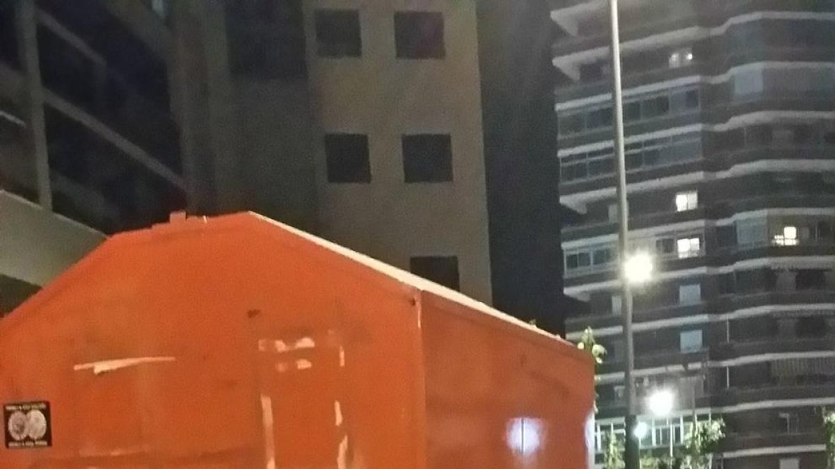 Dos joves es fan amb les claus de contenidors de Roba Amiga i roben el contingut
