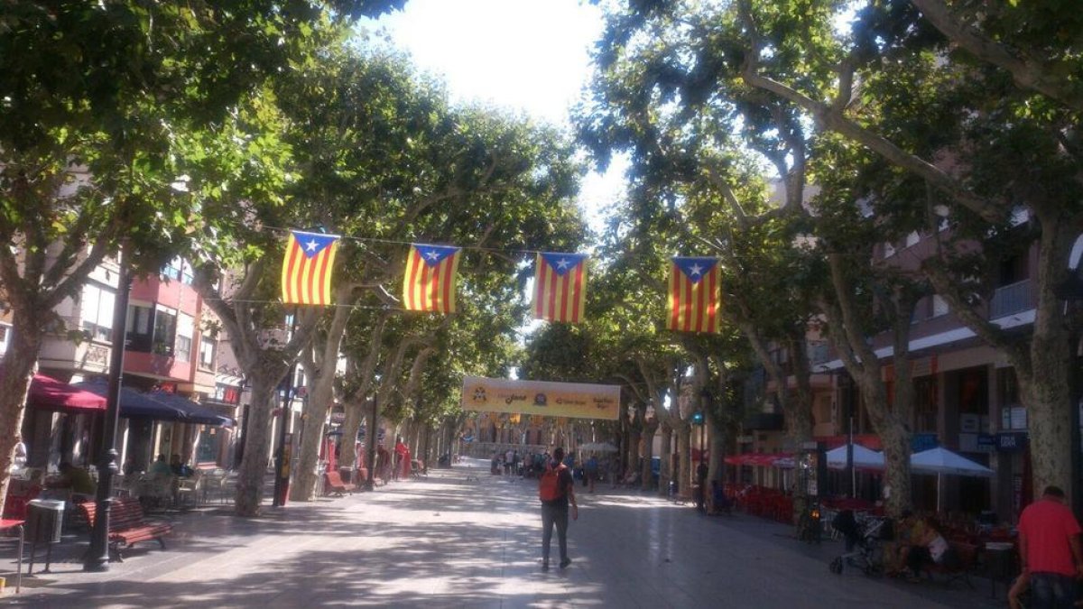 El PP exige la retirada de las esteladas que han colgado en el Vendrell