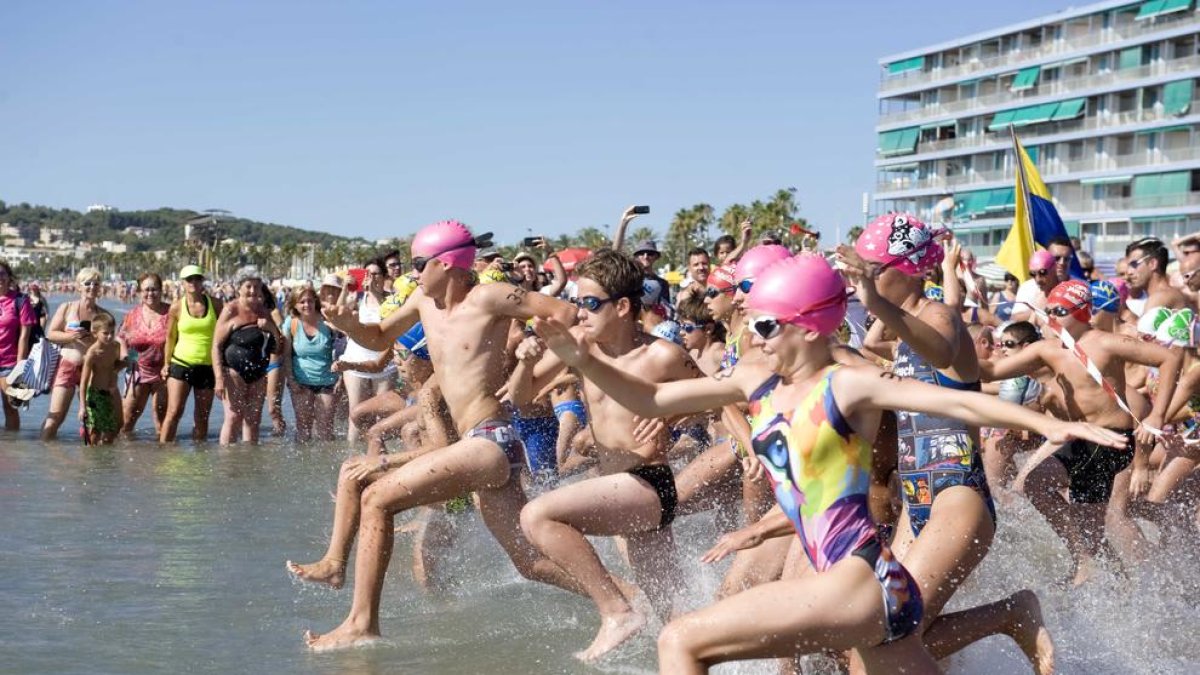 La Pineda se zambulle en la XXIX Travessia Nadant