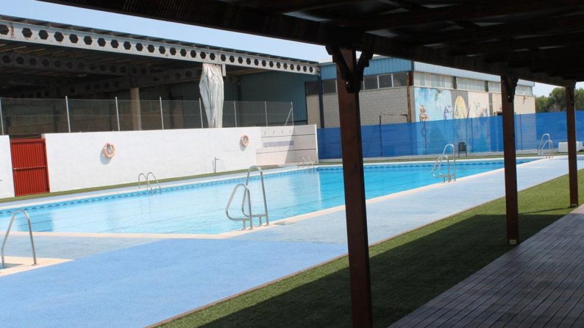 Rescatan a una mujer de 42 años de la piscina municipal de Ulldecona en estado crítico